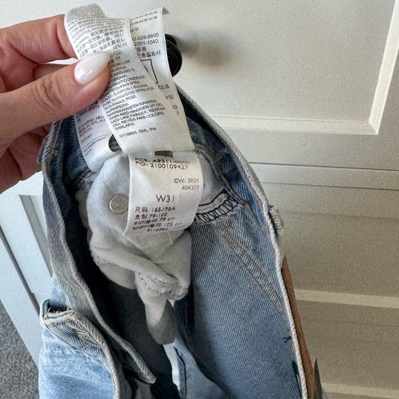 Levi's High-Rise Baggy Denim Shorts in Blue Wash 31 - Picture 8 of 10